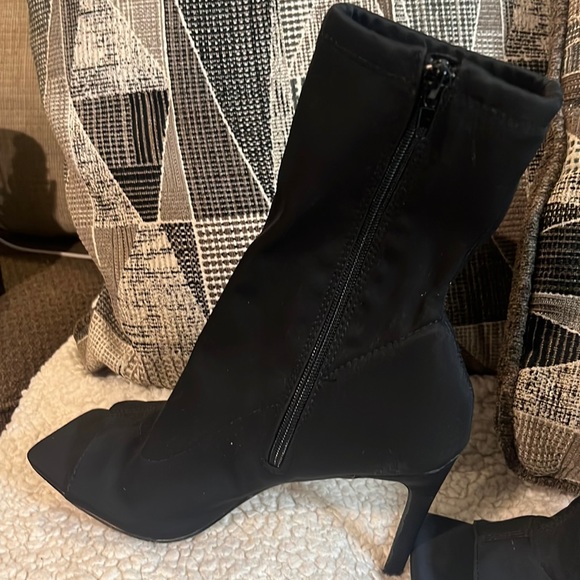 Madden girl Endless Women’s Black Peep-Toe booties size